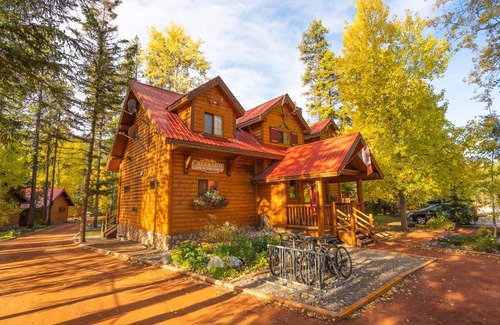 Lake Louise Cabina | Baker Creek | Queen Cabin