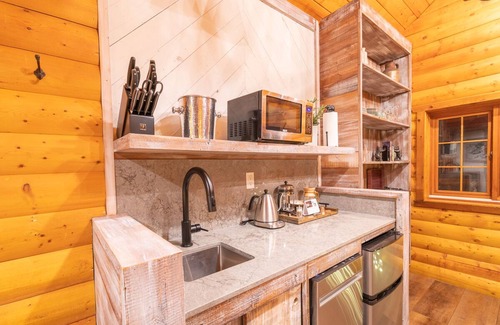 Lake Louise Cabina | Baker Creek | Two Bedroom Cabin