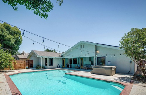 Greenacres Casa | Bakersfield Oasis: Private Pool, Hot Tub & Patio!