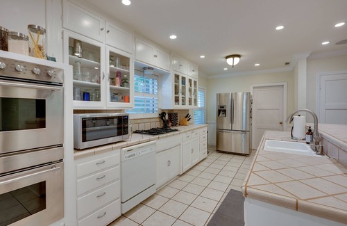 Bakersfield Casa | Bakersfield Oasis: Sweet Tropical Pool Setup!