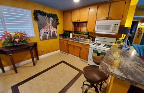 Bakersfield Casa | Bakersfield Safari Retreat