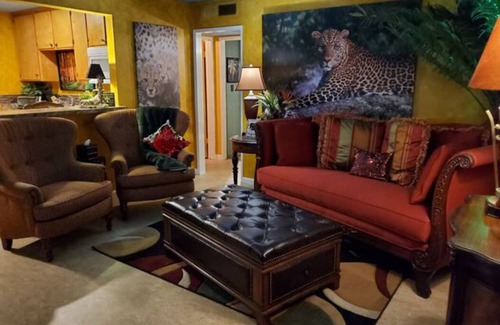 Bakersfield Casa | Bakersfield Safari Retreat