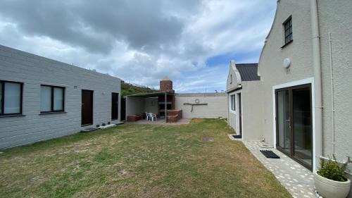 L'Agulhas Casa | Bakgat Stay - Seafront 7-sleeper holiday home