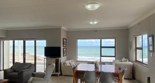 L'Agulhas Casa | Bakgat Stay - Seafront 7-sleeper holiday home