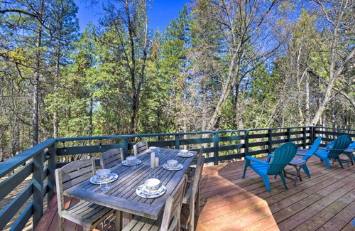 Glencoe Casa | Balcony and Forest Views Cabin in Pioneer!