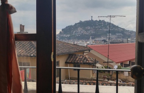 Quito Historic Center Apartamento | Apartamento con balcón con vistas a Quito colonial español