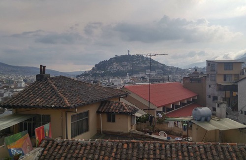 Quito Historic Center Apartamento | Apartamento con balcón con vistas a Quito colonial español