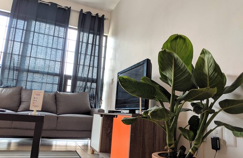 Guadalajara Apartamento | Apartamento con balcón justo con el hermoso Paseo Alcalde justo afuera de tu puerta