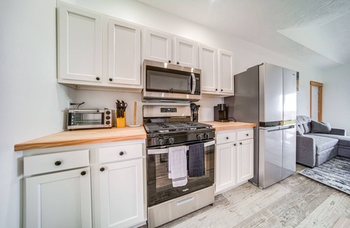 Erie Condominio | Balcony+ Golf Course View: Quiet Erie Getaway