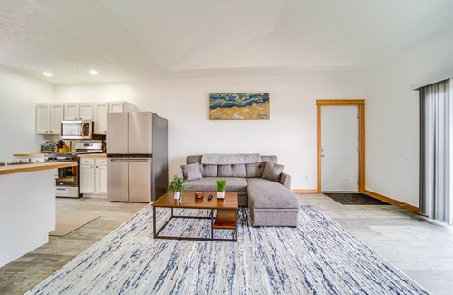 Erie Condominio | Balcony+ Golf Course View: Quiet Erie Getaway