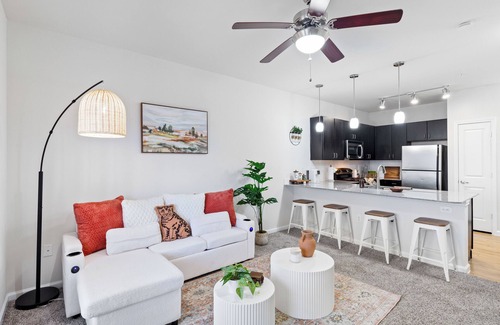West Oak Hill Apartamento | Balcony Hills View Apt w/ Free Parking + Theater