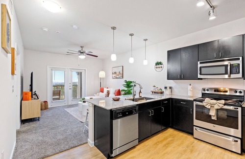 West Oak Hill Apartamento | Balcony Hills View Apt w/ Free Parking + Theater