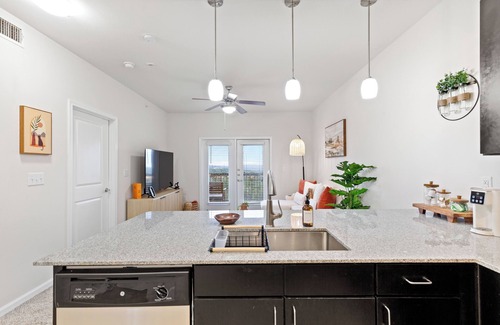 West Oak Hill Apartamento | Balcony Hills View Apt w/ Free Parking + Theater