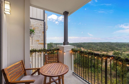 West Oak Hill Apartamento | Balcony Hills View Apt w/ Free Parking + Theater