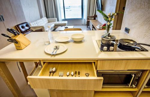 Si Racha Apartamento | Balcony Seaside Sriracha Hotel & Serviced Apartments
