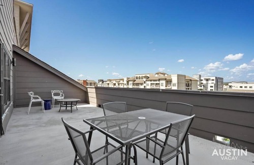 West Campus Apartamento | Balcony Skyline View Spiral Staircase Near UT