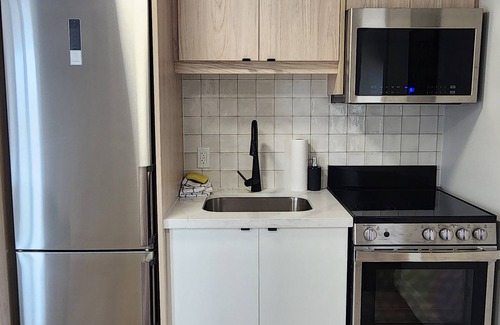 Kitchener Apartamento | Balcony Studio Unit Queen Bed overlooking the city in Prime Downtown Location