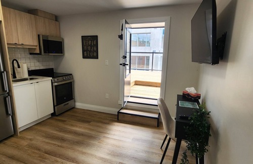 Kitchener Apartamento | Balcony Studio Unit Queen Bed overlooking the city in Prime Downtown Location
