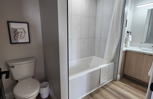 Kitchener Apartamento | Balcony Studio Unit Queen Bed overlooking the city in Prime Downtown Location