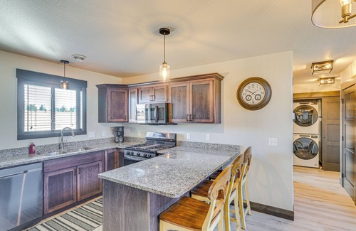 Sturgis Cabina | Balcony & Views: Sturgis 'Twin Peaks' Cabin