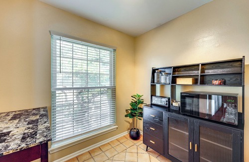 North San Antonio - SAT Condominio | Balcony, Walk to Hospital: Condo in San Antonio