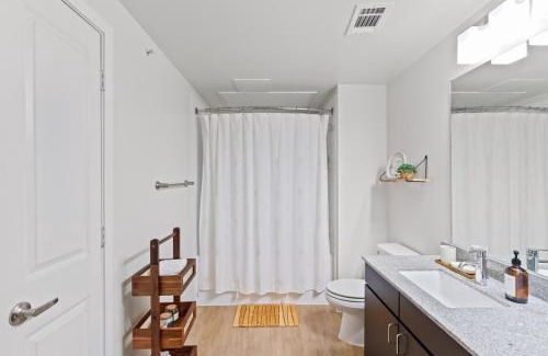 Austin Apartamento | Balcony with Hills View,Pool, Free Parking and Gym