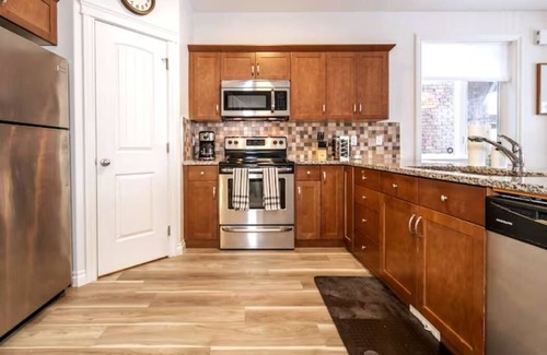 Northwest Edmonton Casa | Bali Escape-King Bed☆Jetted Tub☆Fireplace-Garage