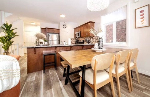 Northwest Edmonton Casa | Bali Escape-King Bed☆Jetted Tub☆Fireplace-Garage