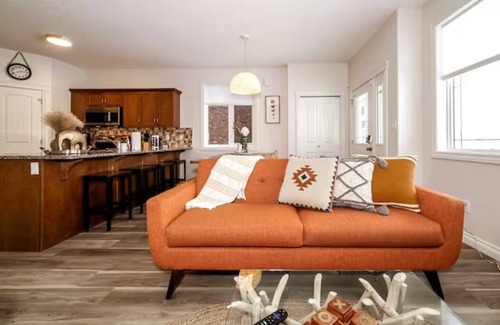 Northwest Edmonton Casa | Bali Escape-King Bed☆Jetted Tub☆Fireplace-Garage