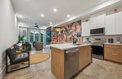 Southeast Houston Casa | Bali in Houston-Unit B,4BR/4Bath