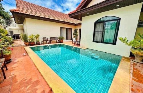 Jomtien Villa | Bali Style Luxury Pool Villa near Beach & Walking ST!