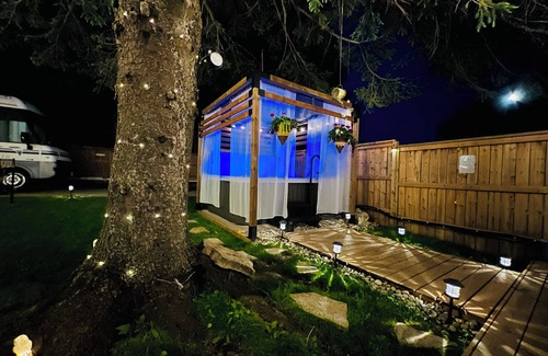 Shallow Lake Casa | Balkans RV & Hot Tub Backyard Retreat