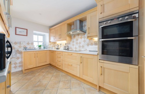 Maughold Cabaña | Ballajora Cottage - a holiday cottage that sleeps 4 guests in 3 bedrooms