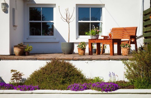 Maughold Cabaña | Ballajora Cottage - a holiday cottage that sleeps 4 guests in 3 bedrooms
