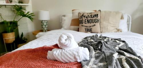 Golden Point Casa | Ballarat Holiday Homes - Grant Street Cottage - Natural, Boho, Coastal Vibe - 2 kms from Sovereign Hill - Sleeps 1 to 6