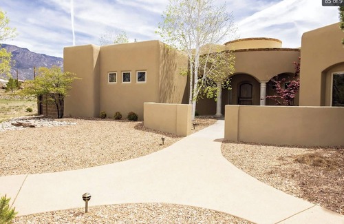 North Albuquerque Acres Casa | Balloon Fiesta getaway in serene North Albuquerque Acres