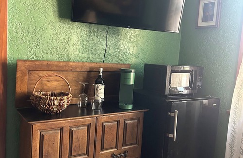 Silver Hill Apartamento | Balloon Fiesta Ready! Private, Quiet Garden Suite - 8 miles to the park!
