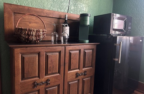 Silver Hill Apartamento | Balloon Fiesta Ready! Private, Quiet Garden Suite - 8 miles to the park!