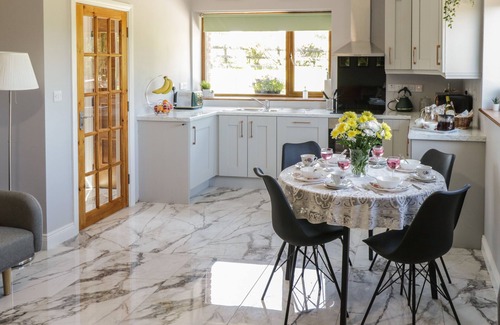 Manorhamilton Cabaña | BALLYBOY VIEW, family friendly in Manorhamilton, County Leitrim