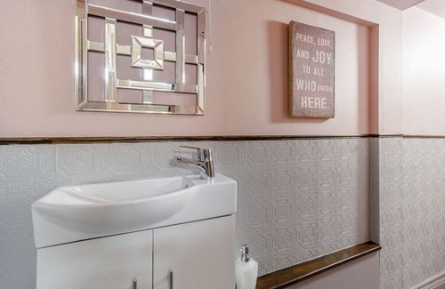 Redcar Cabaña | BALMORAL COTTAGE, pet friendly, character holiday cottage in Redcar
