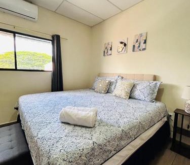 Santa Ana Apartamento | Bambú Family House, AC, WiFi, near Metrocentro Mall