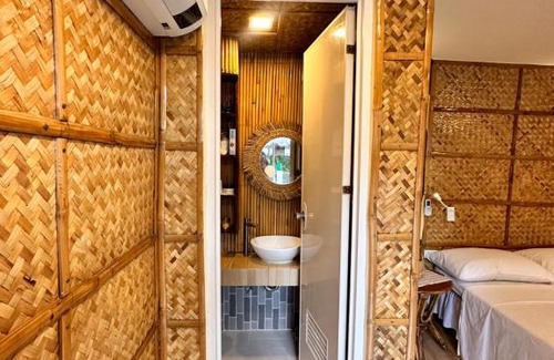 Puerto Galera Hotel | Bamboo House Beach Lodge & Restaurant