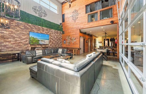 Logan Heights Apartamento | Bamboo Loft 6BR: Sleeps 24 in Downtown SAN