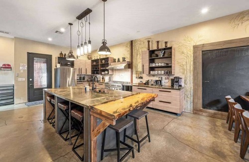 Logan Heights Apartamento | Bamboo Loft 6BR: Sleeps 24 in Downtown SAN