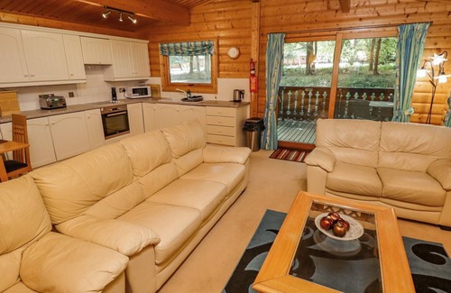 Kenwick Cabaña | BAMBOO RETREAT, character holiday cottage, with hot tub in Louth