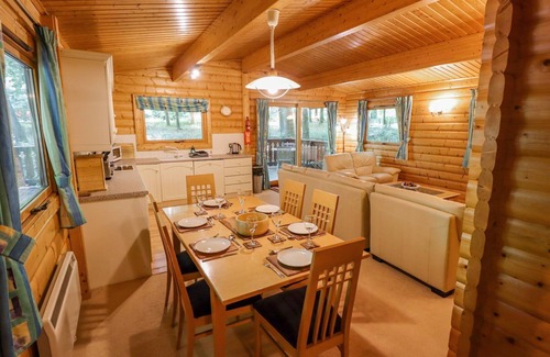 Kenwick Cabaña | BAMBOO RETREAT, character holiday cottage, with hot tub in Louth