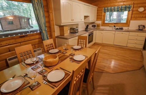 Kenwick Cabaña | BAMBOO RETREAT, character holiday cottage, with hot tub in Louth