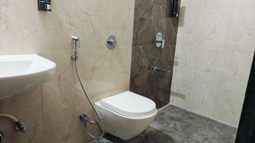 Baner Apartamento | Bamboo Stays 3bhk with Skylounge & pool