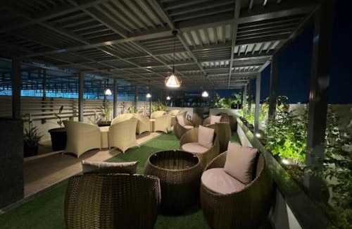 Baner Apartamento | Bamboo Stays 3bhk with Skylounge & pool