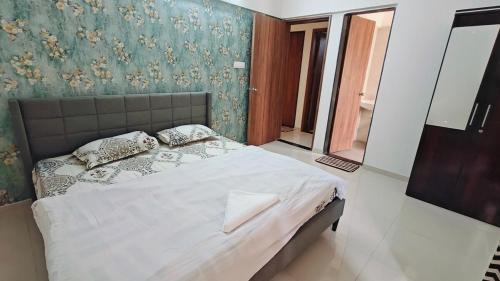 Baner Apartamento | Bamboo Stays 3bhk with Skylounge & pool